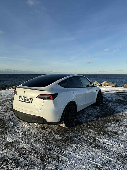 Tesla Model Y 4 of 11