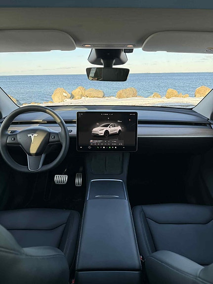 Tesla Model Y 8 of 11
