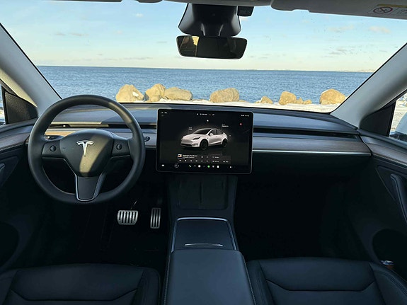 Tesla Model Y 7 of 11