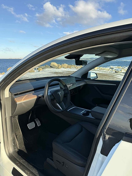Tesla Model Y 6 of 11