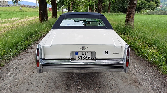 Cadillac Deville 6 of 26