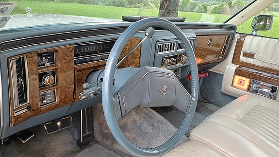 Cadillac Deville 11 of 26