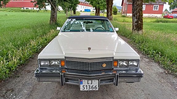 Cadillac Deville 2 of 5