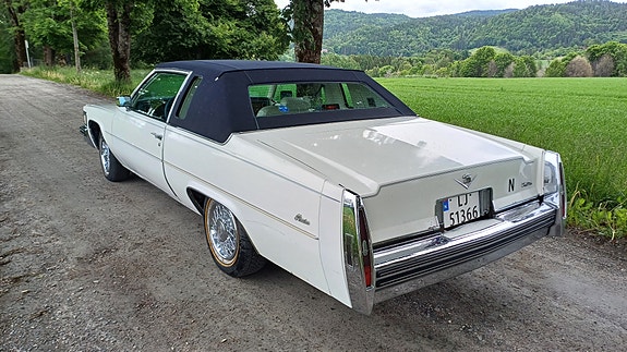 Cadillac Deville 7 of 26
