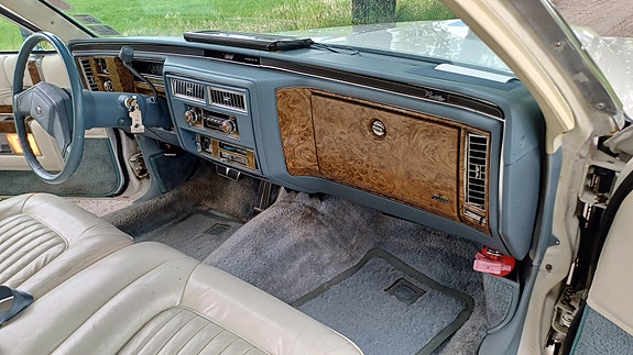 Cadillac Deville 17 of 26