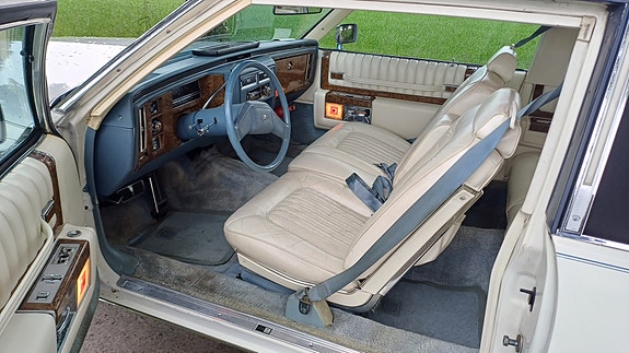Cadillac Deville 9 of 26