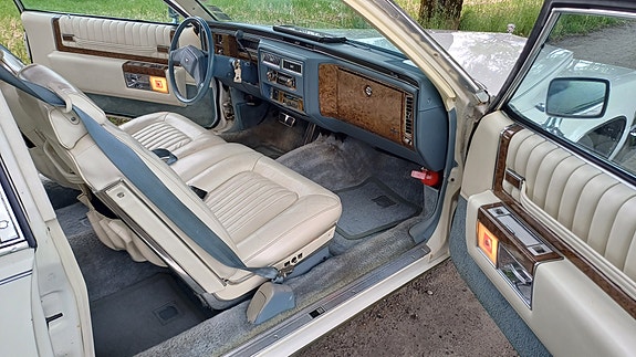 Cadillac Deville 14 of 26