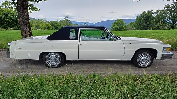 Cadillac Deville 4 of 5
