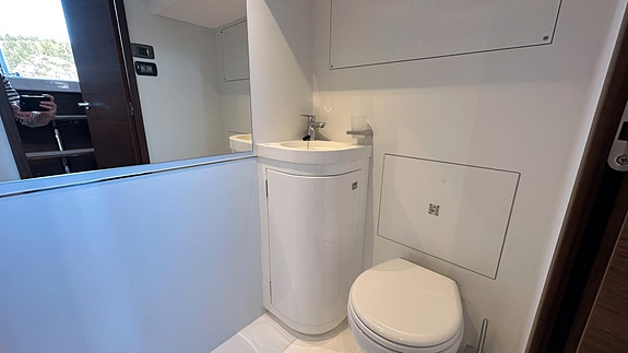 2024 Princess F65 med bimini 19 of 20