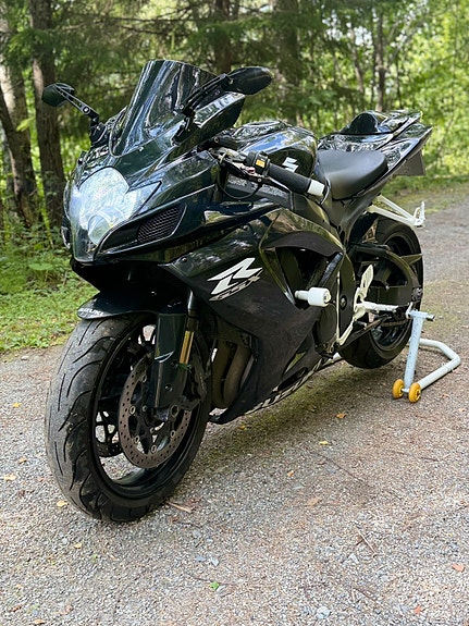 Suzuki GSX-R 750 2 of 11