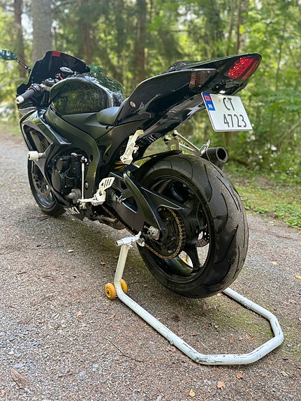 Suzuki GSX-R 750 7 of 11