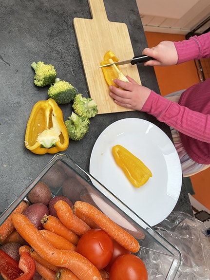 De eldste barna er med på matlaging