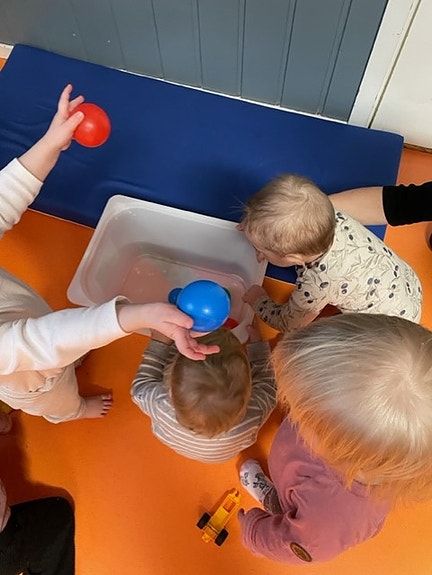 Ball og vann er alltid gøy for de yngste