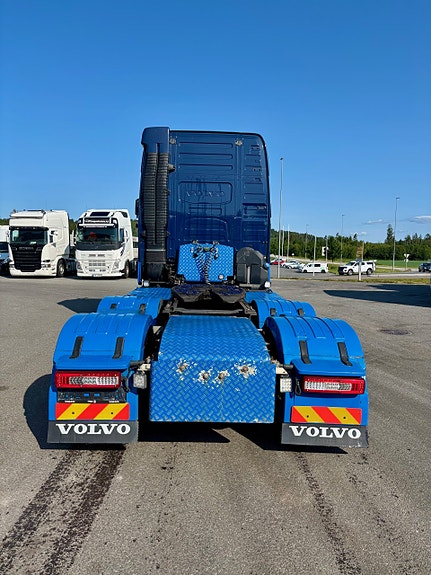 Volvo FH 16 650 6x4 2 of 8