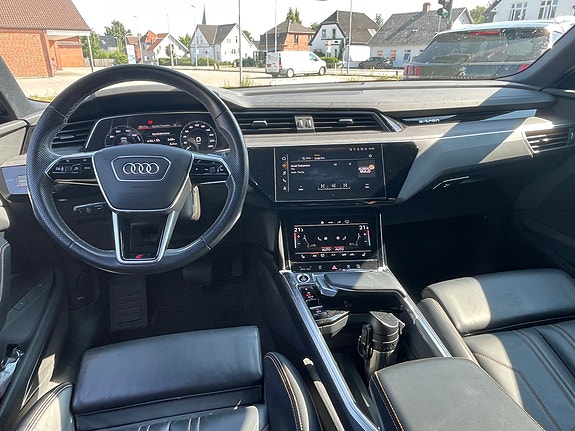 Audi e-tron 4 of 5