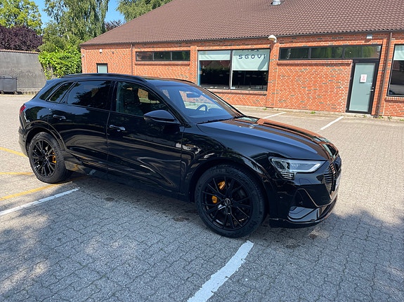 Audi e-tron 3 of 5
