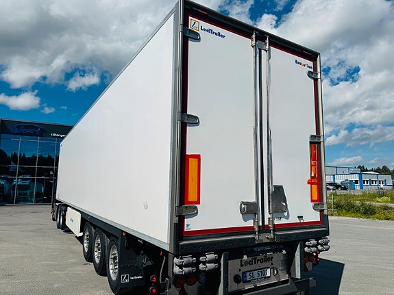 LeciTrailer FRC med bommer og 2-temp. 2700 mm innvendig høyde. Tralla er 100% strøken! Kun kjørt 111295 km. Alu felger . 2 of 9