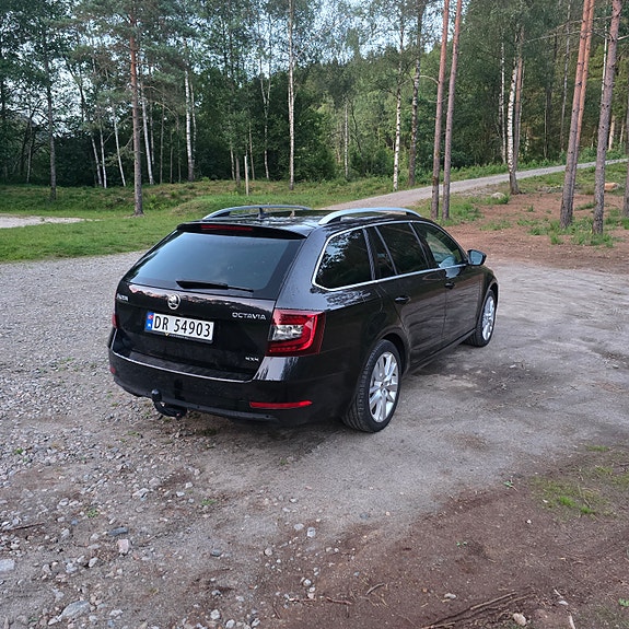 Skoda Octavia 2 of 5