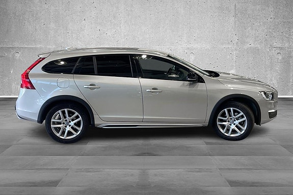 Volvo V60 Cross Country 9 of 30
