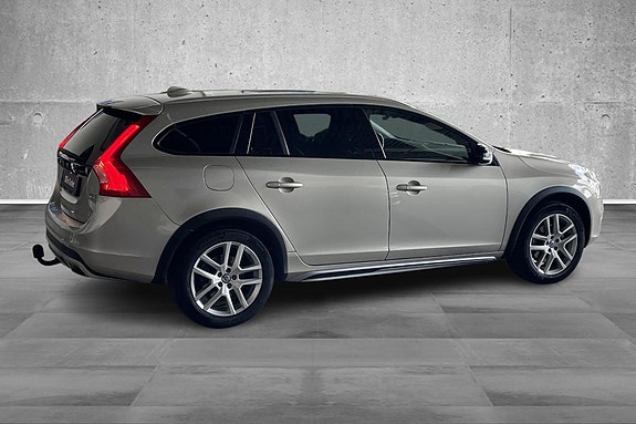 Volvo V60 Cross Country 8 of 30