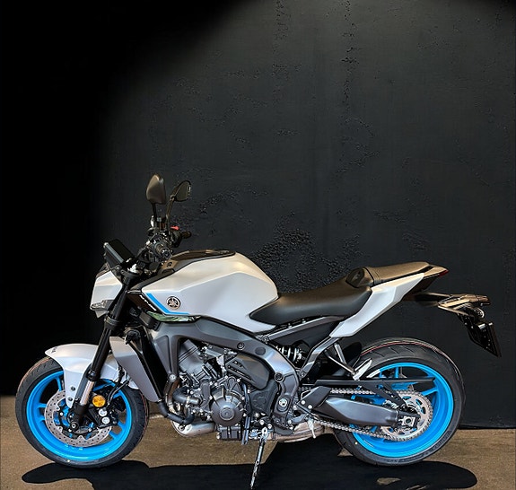 Yamaha MT-09 Y-AMT 2 of 5