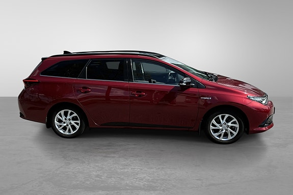 Toyota Auris 5 of 30