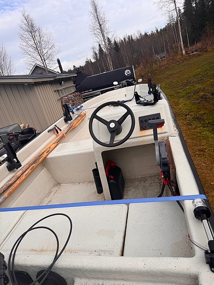 MeriMax 420 katamaran med 20hk yamaha motor 4takt 3 of 18