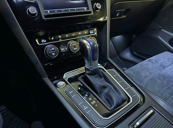 Volkswagen Passat 14 of 30