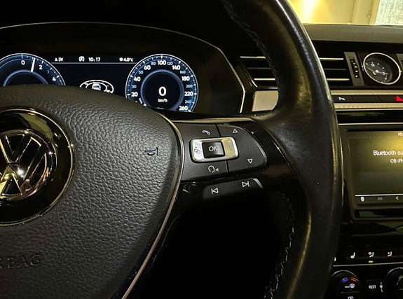 Volkswagen Passat 12 of 30