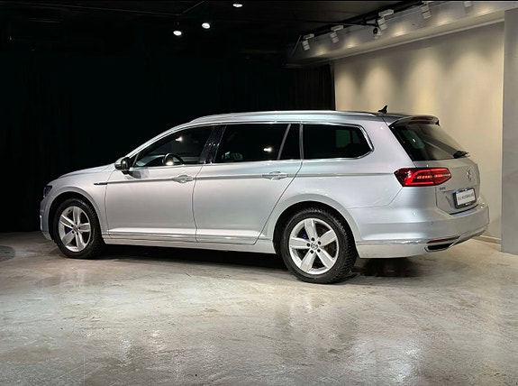 Volkswagen Passat 2 of 30