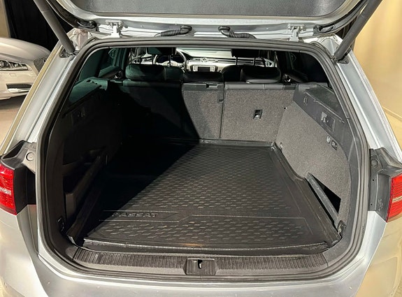 Volkswagen Passat 10 of 30