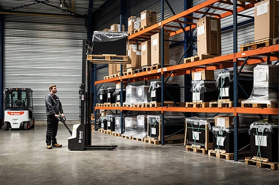 Bobcat BOBCAT LSM12N-7 – Kompakt og kraftig pallestabler med innebygd lader 9 of 9