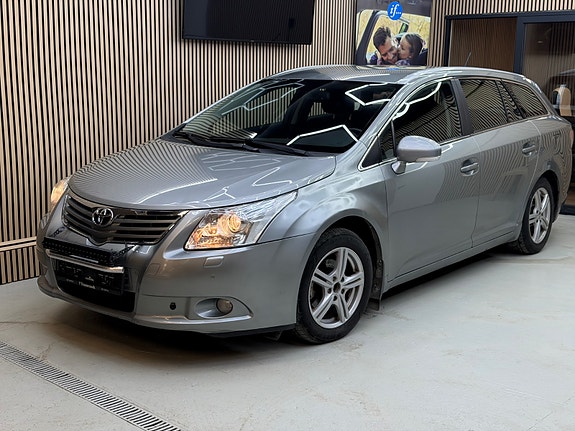 Toyota Avensis 2 of 5