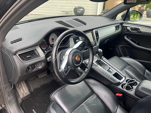Porsche Macan 7 of 14