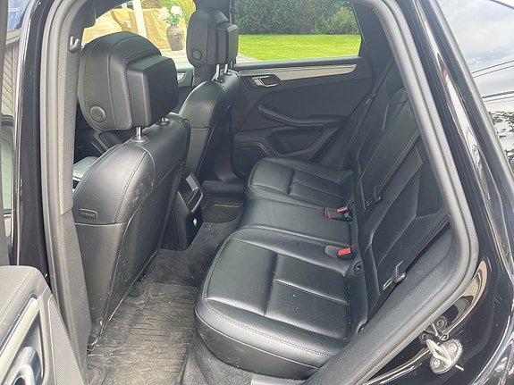 Porsche Macan 8 of 14