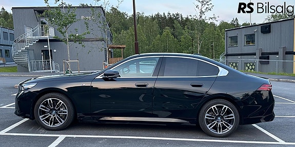 BMW i5 3 of 5