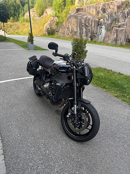Yamaha XSR 900 2 of 8
