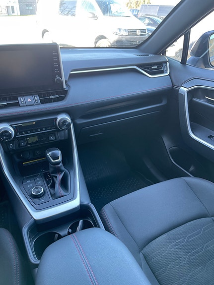 Toyota RAV4 Plug-in Hybrid 10 of 16