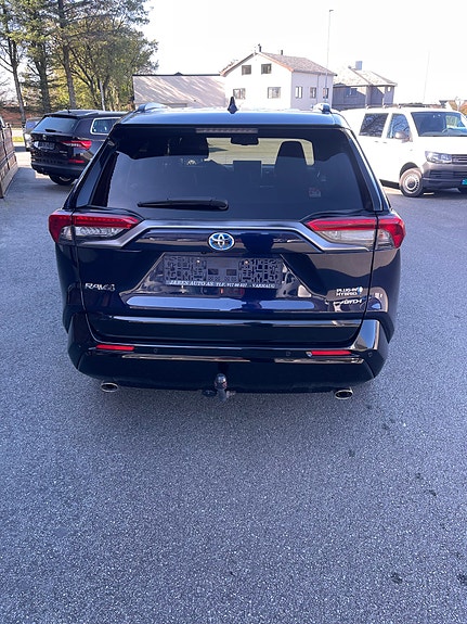 Toyota RAV4 Plug-in Hybrid 4 of 16