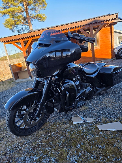 Harley-Davidson Street Glide Special Custom Black Edition 19 of 21