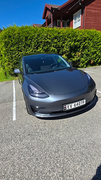 Tesla Model 3 4 of 5