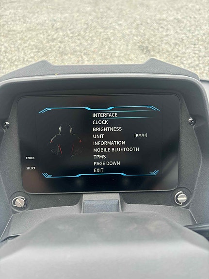 QJ Motor SFA1000 Touring Deluxe 10 of 13