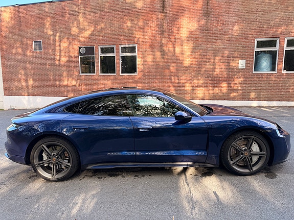 Porsche Taycan 16 of 28