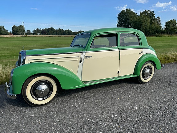 Mercedes-Benz 220 2 of 10