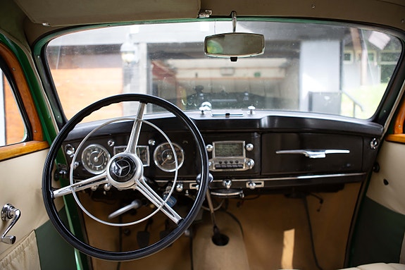 Mercedes-Benz 220 10 of 10