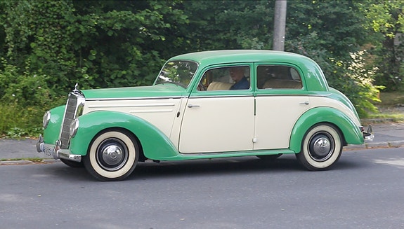 Mercedes-Benz 220 9 of 10
