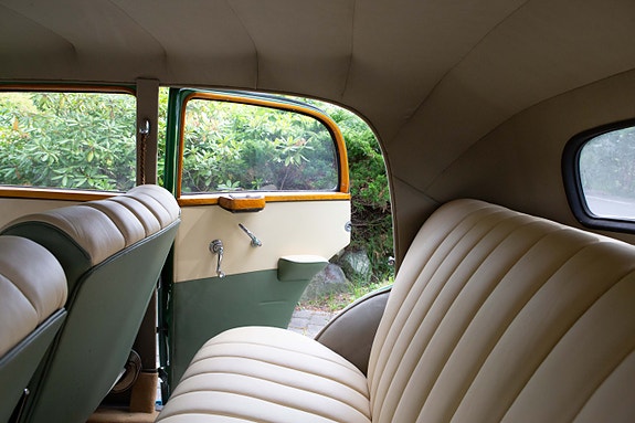 Mercedes-Benz 220 4 of 10