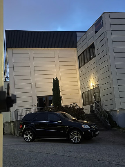Mercedes-Benz ML63 4 of 22