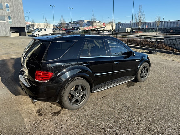 Mercedes-Benz ML63 8 of 22