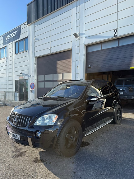 Mercedes-Benz ML63 10 of 22